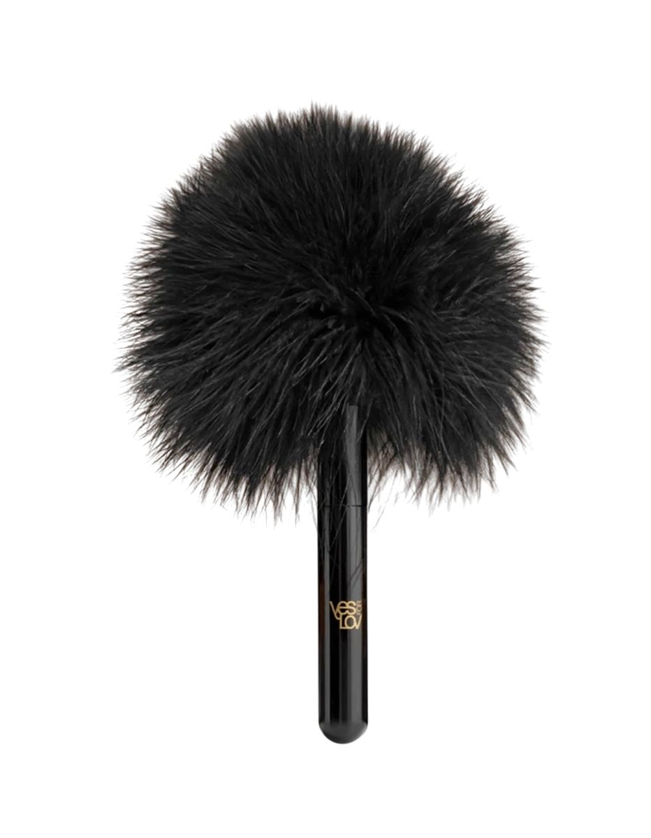 Черная перьевая кисточка с гладкой ручкой Caressing Feather