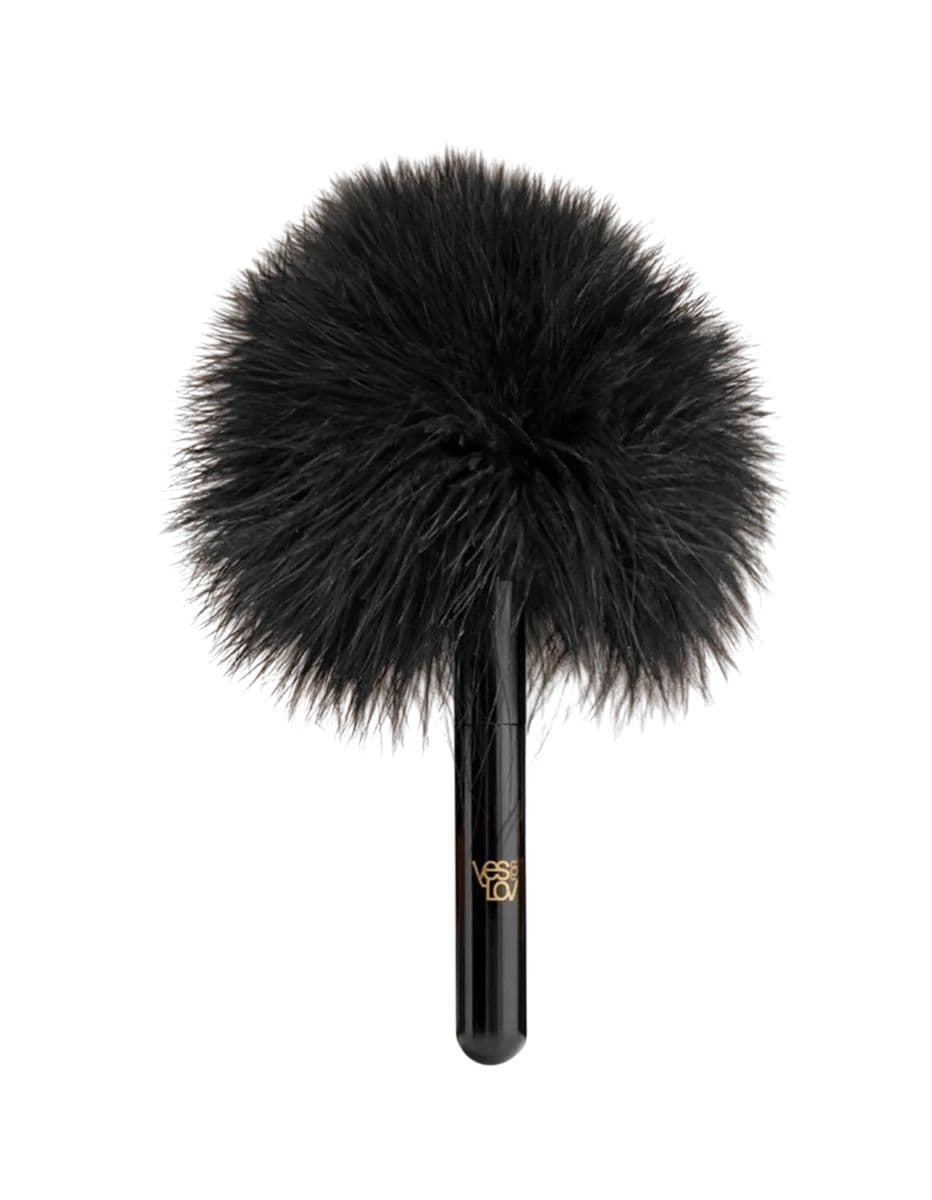 Черная перьевая кисточка с гладкой ручкой Caressing Feather