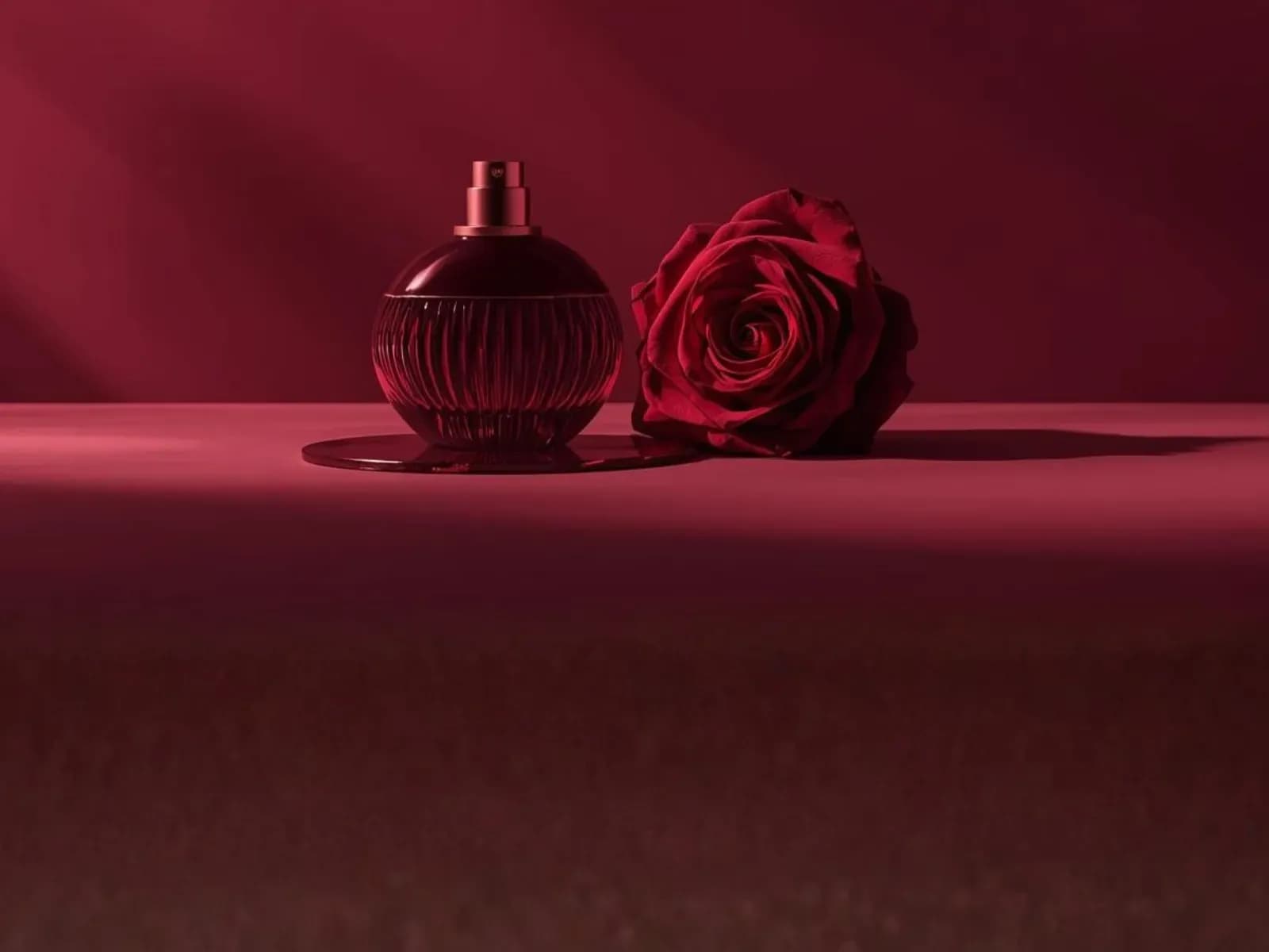 Флакон духов и красная роза на однотонном фоне